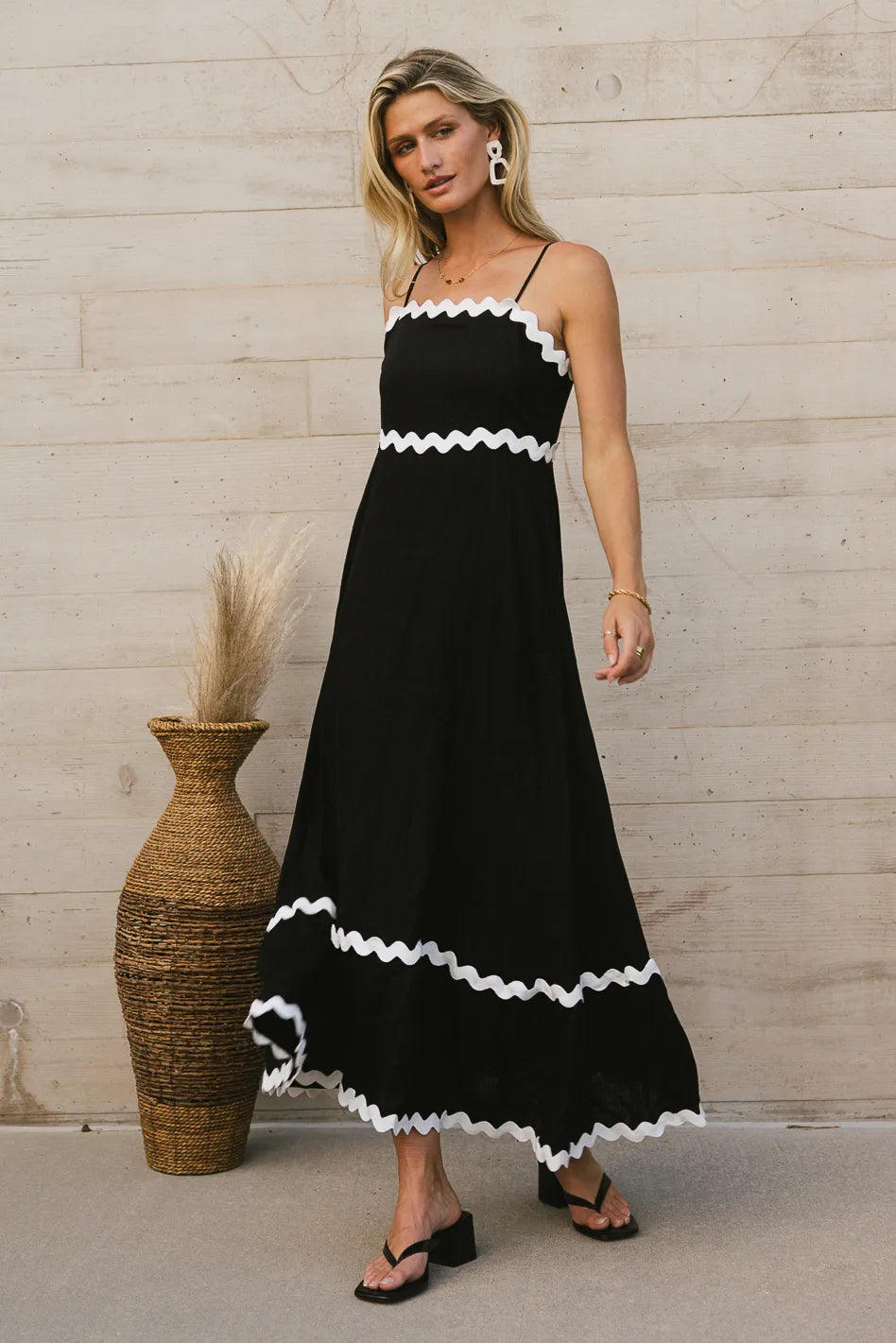 Wavy hem bottom dress in black 