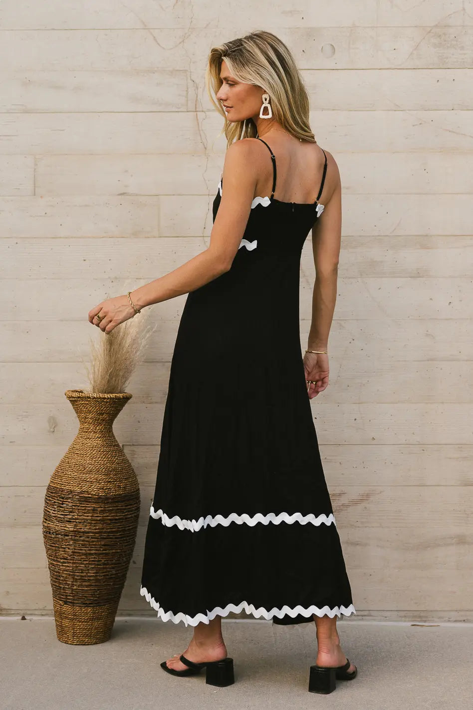 Wavy prints midi dress in black 