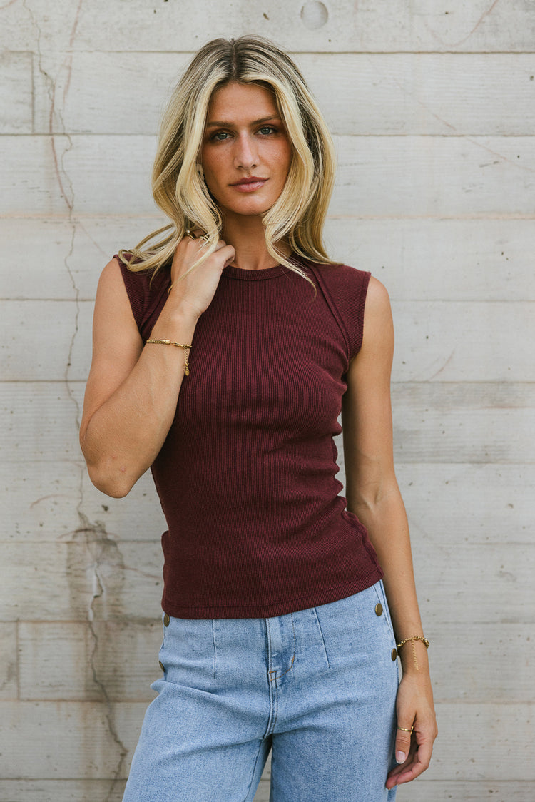 RIBBED DETAIL TANK IN MAROON