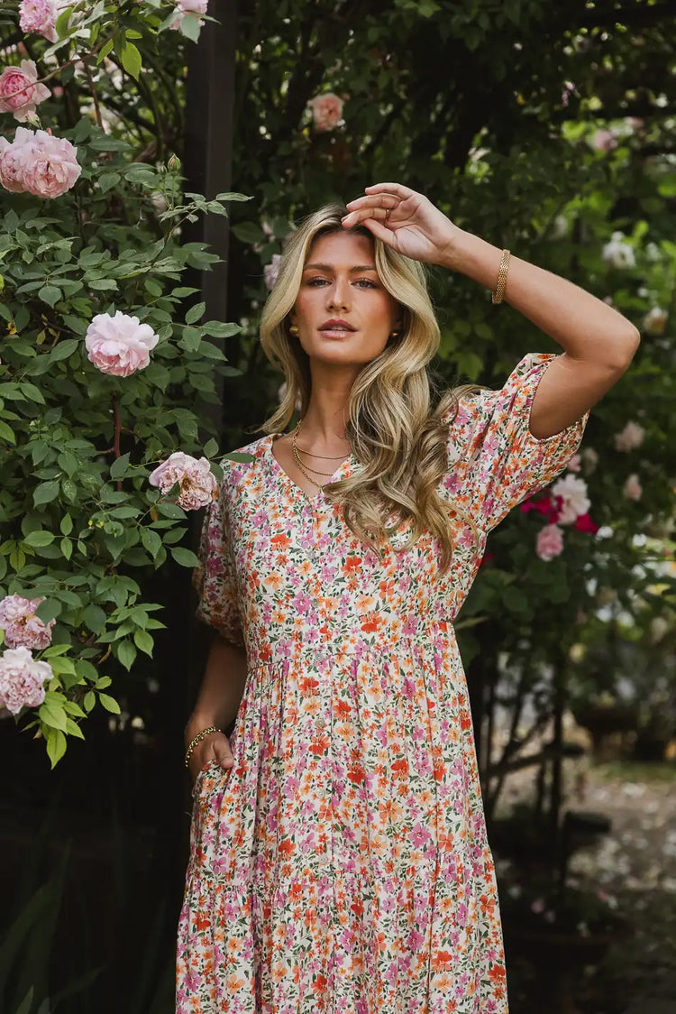 V-Neck floral dress in peach 