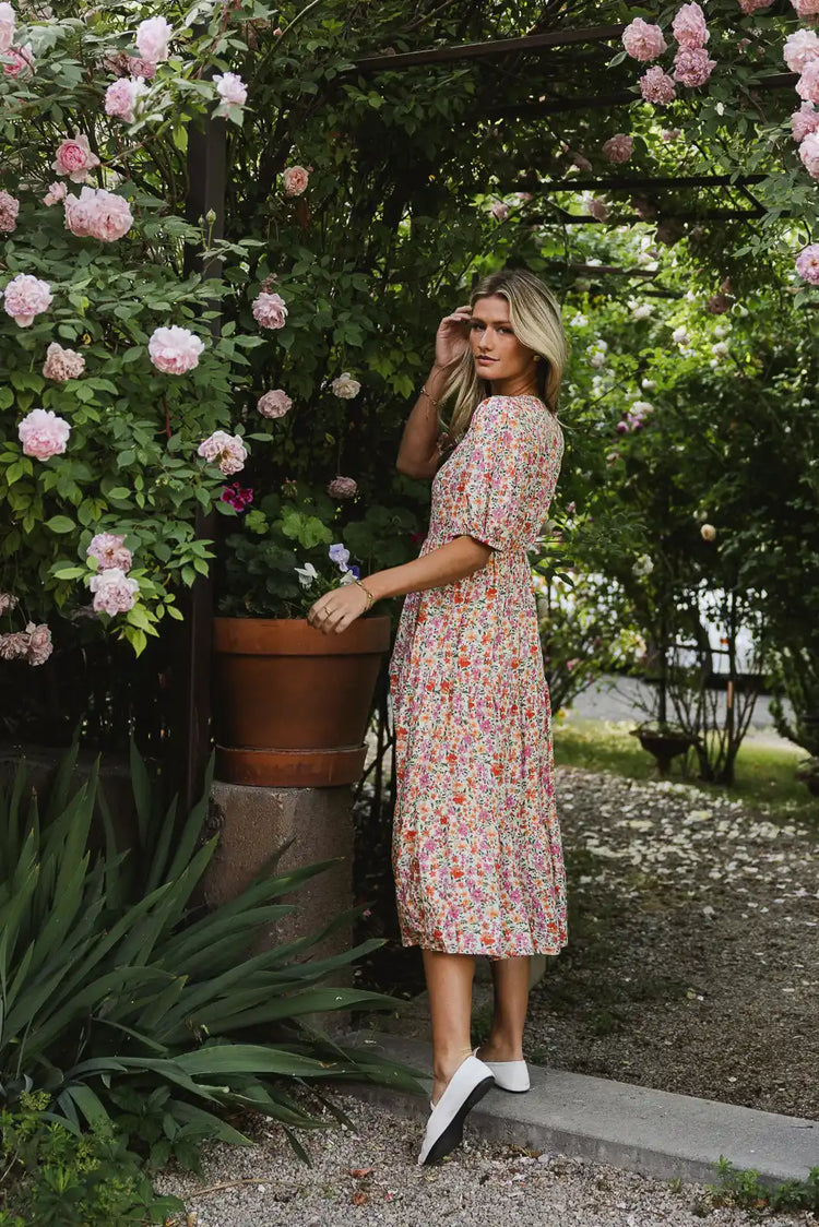 Short sleeves floral dress in peach 