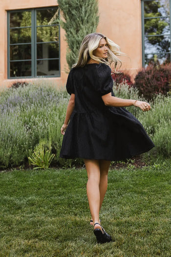 Woven dress in black 