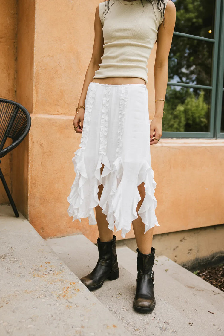Elastic waist ruffled skirt in white 