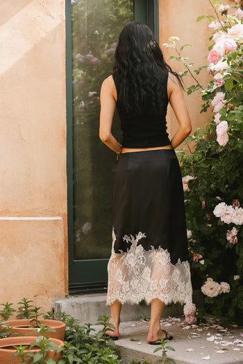 Hem detailed skirt in black 