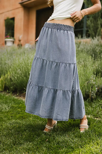 Elastic waist tiered skirt in denim 