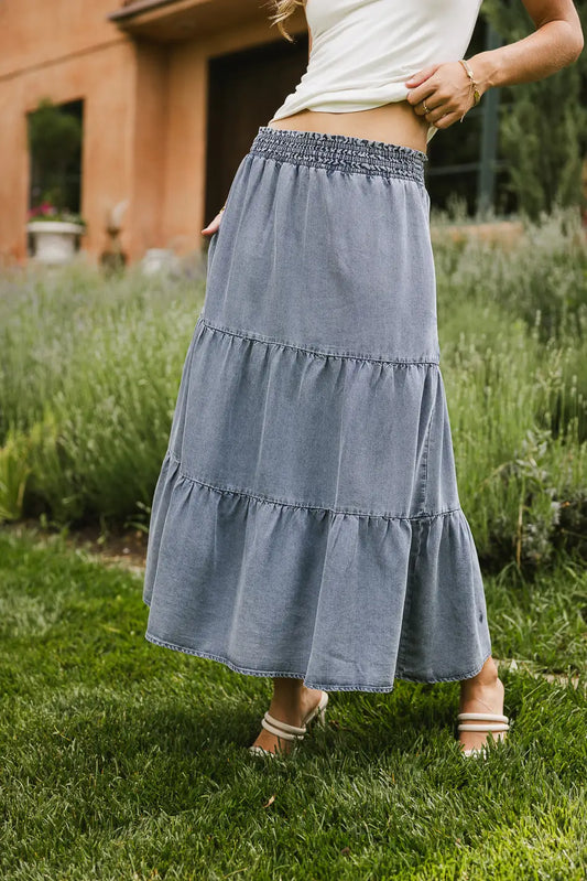 Elastic waist tiered skirt in denim 