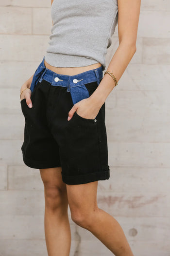 Two hand pockets denim shorts 