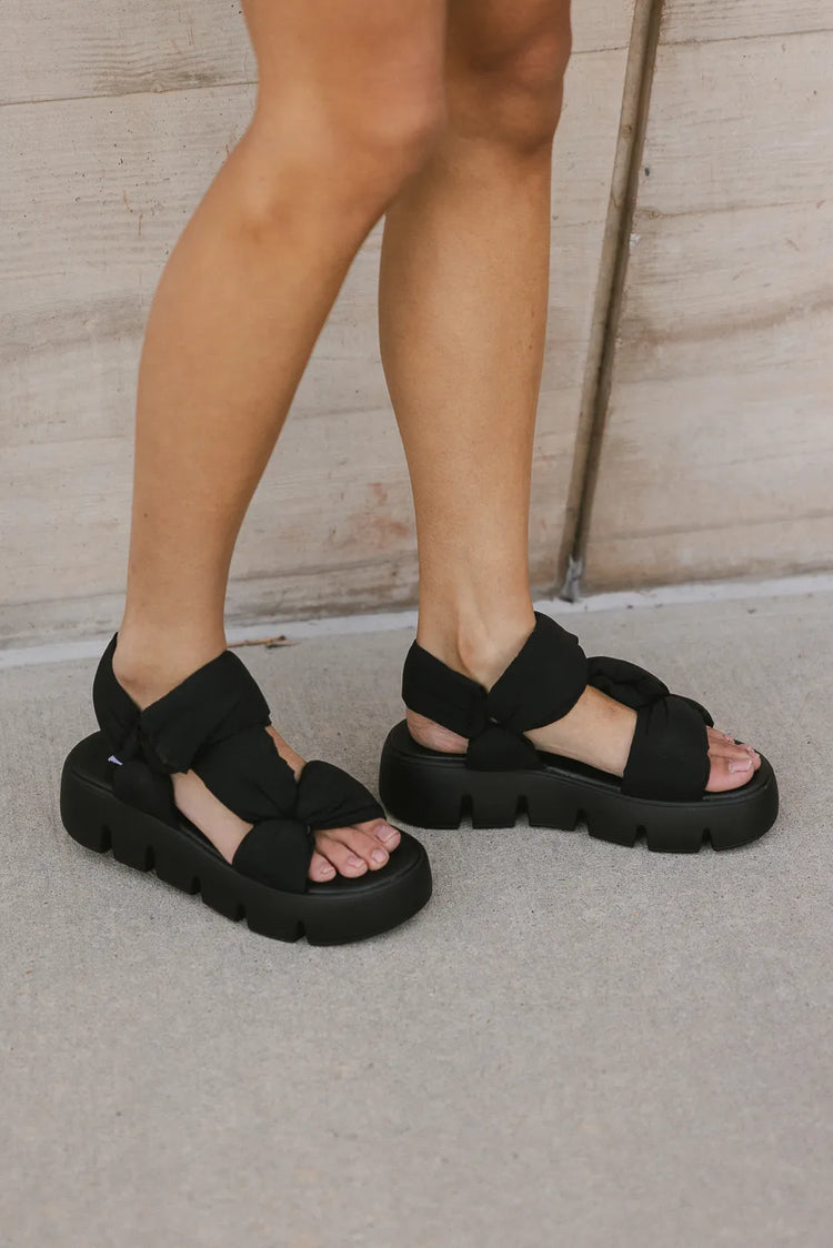 Open toe sandals in black 