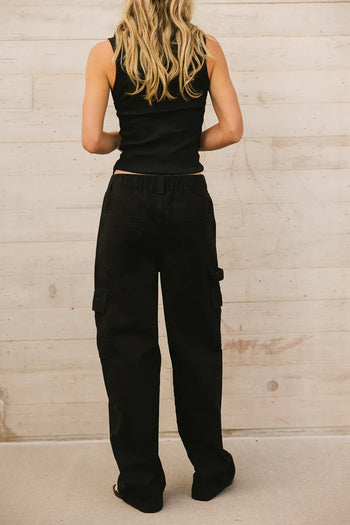 Two back pockets cargo pants in black 