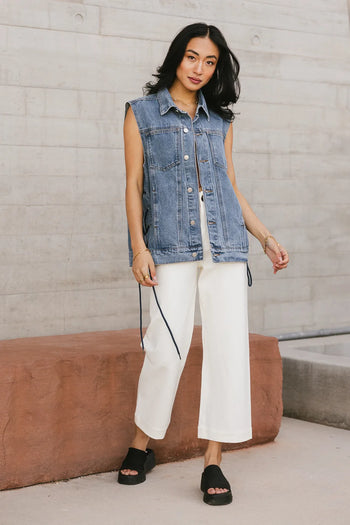 Two front pockets denim vest 