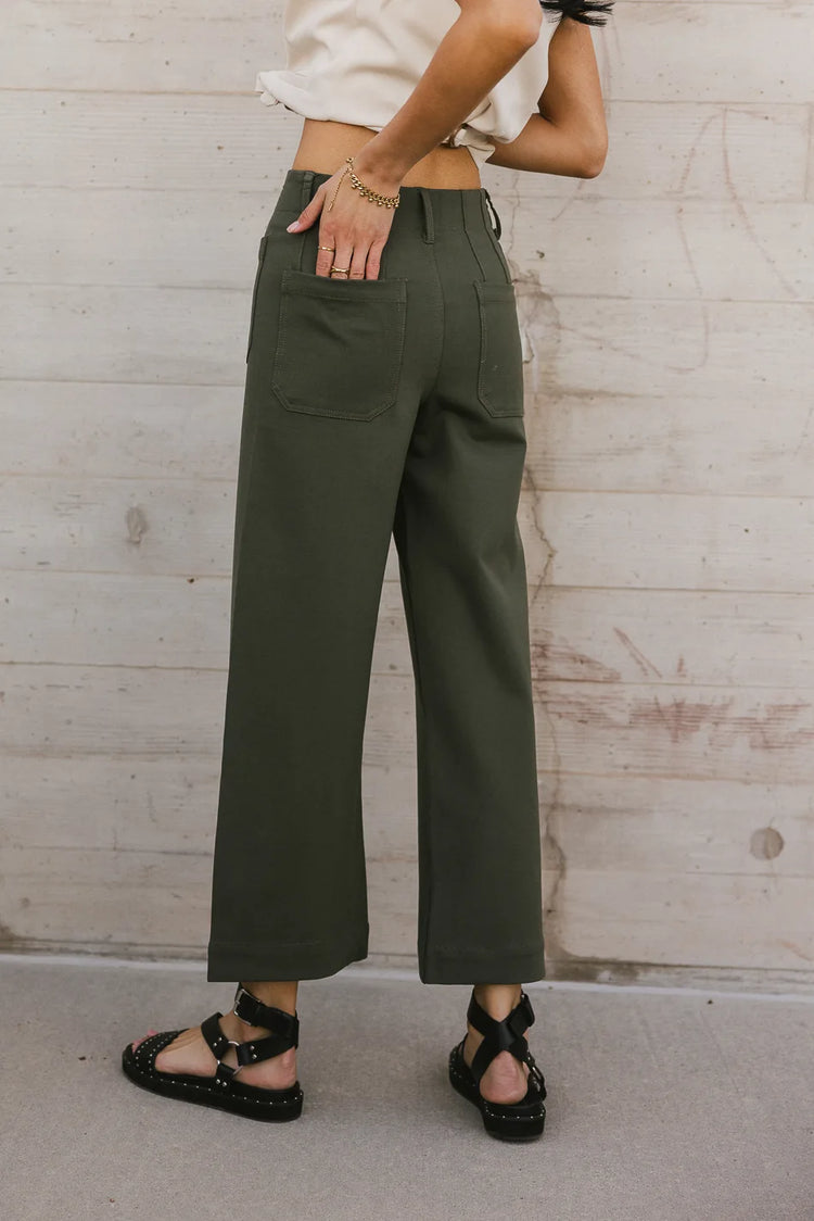 Two back pockets pants in olive 