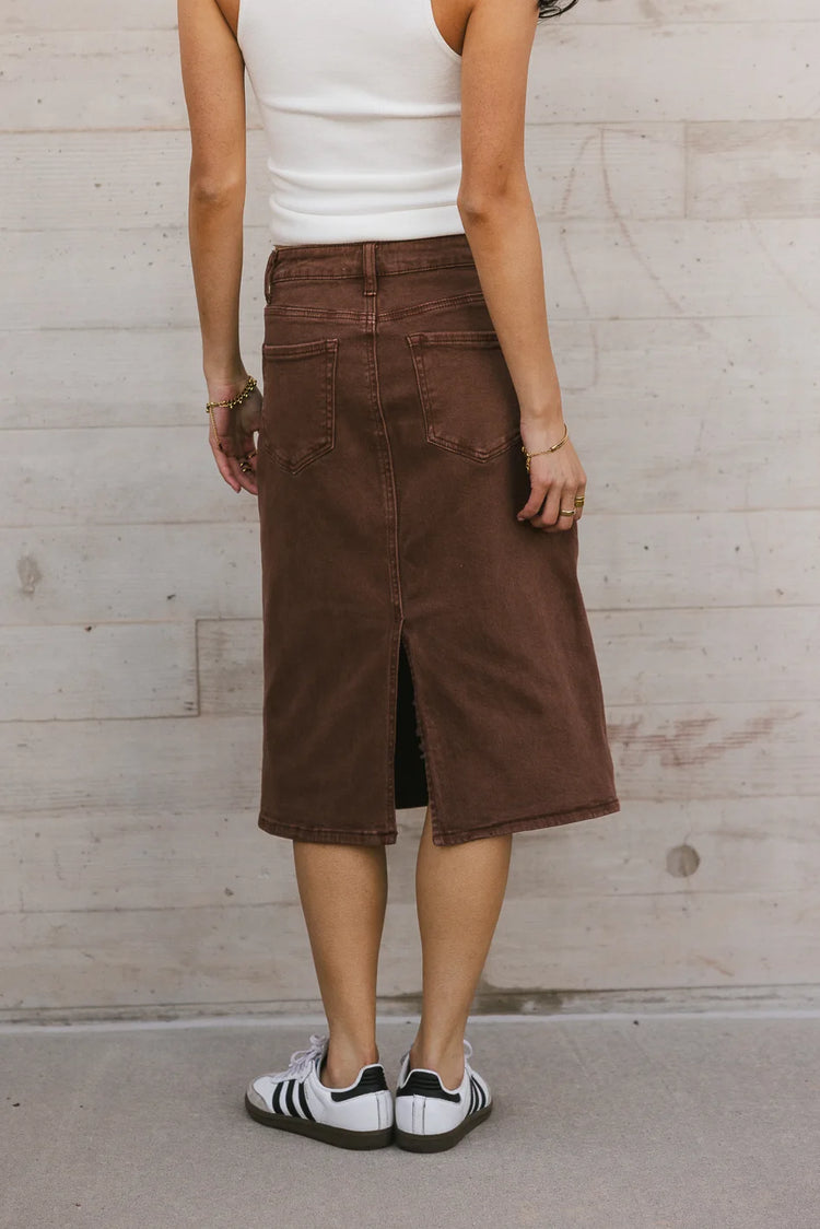 Two back pockets denim skirt in brown 