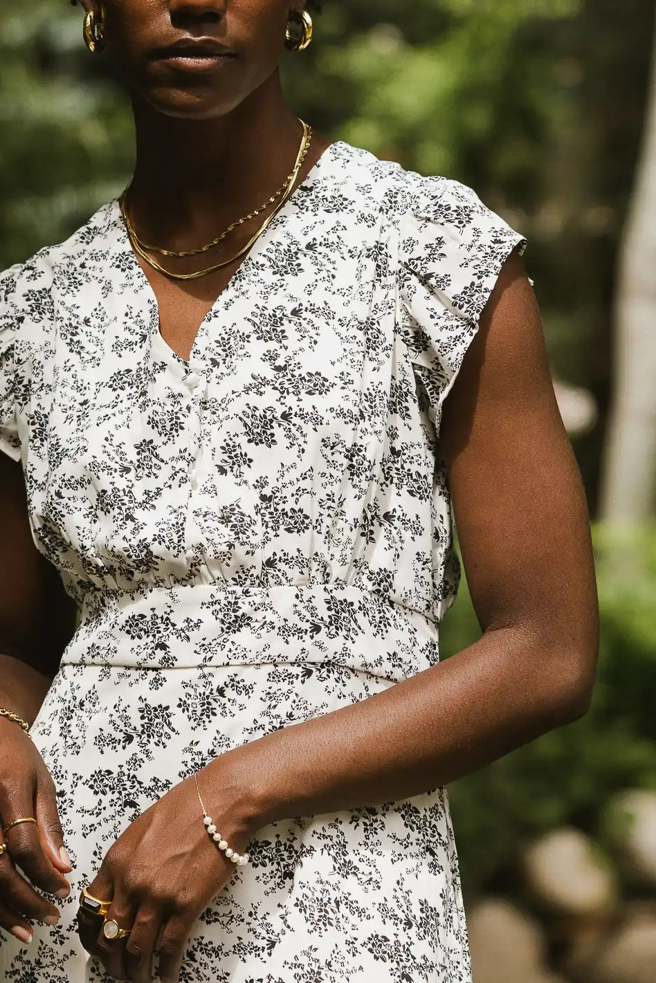 V-Neck dress in white and black 