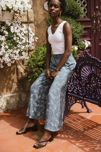 Printed flowers pants in blue 