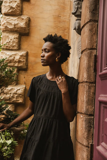 Round neck dress in black 