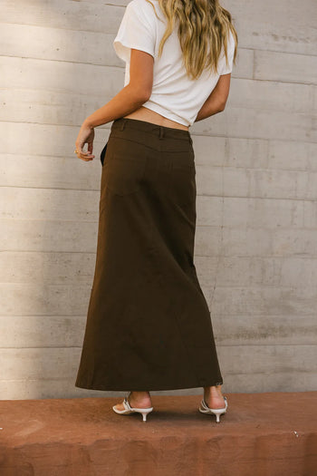 Two back pockets denim skirt in brown 
