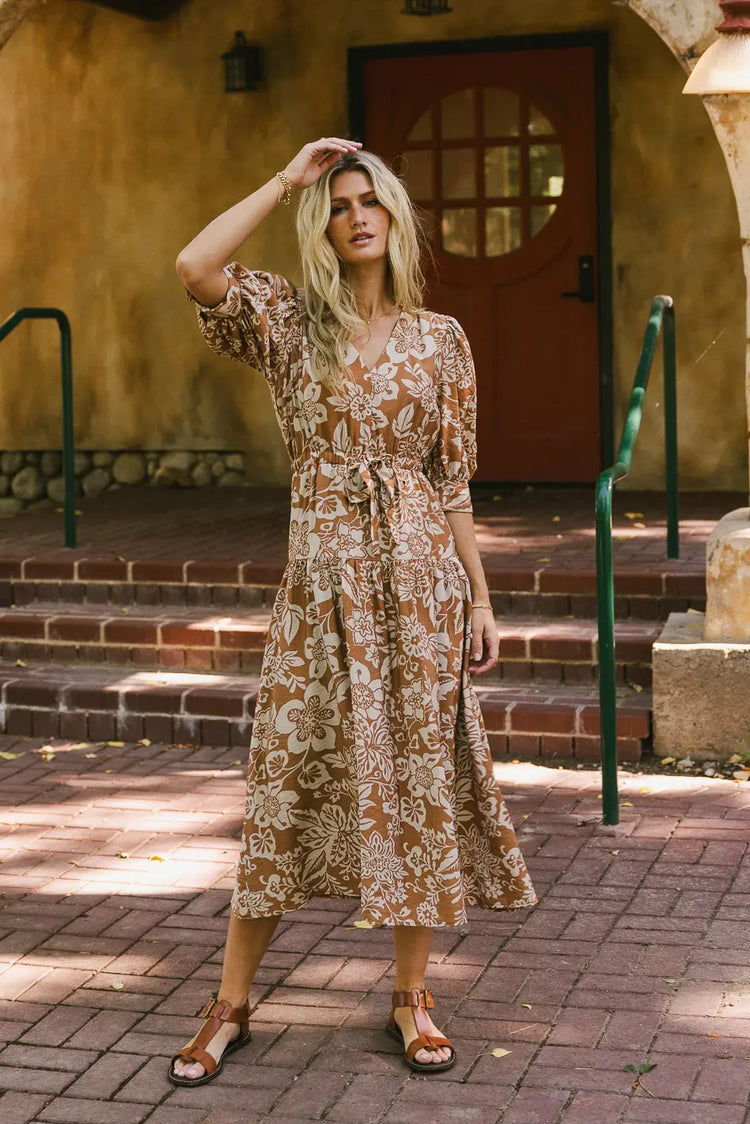 V-Neck dress in brown 