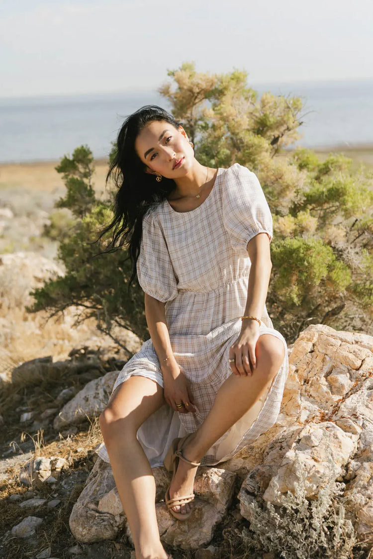 Woven midi dress in taupe 