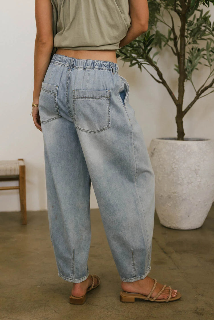 Two back pockets pants in light wash 