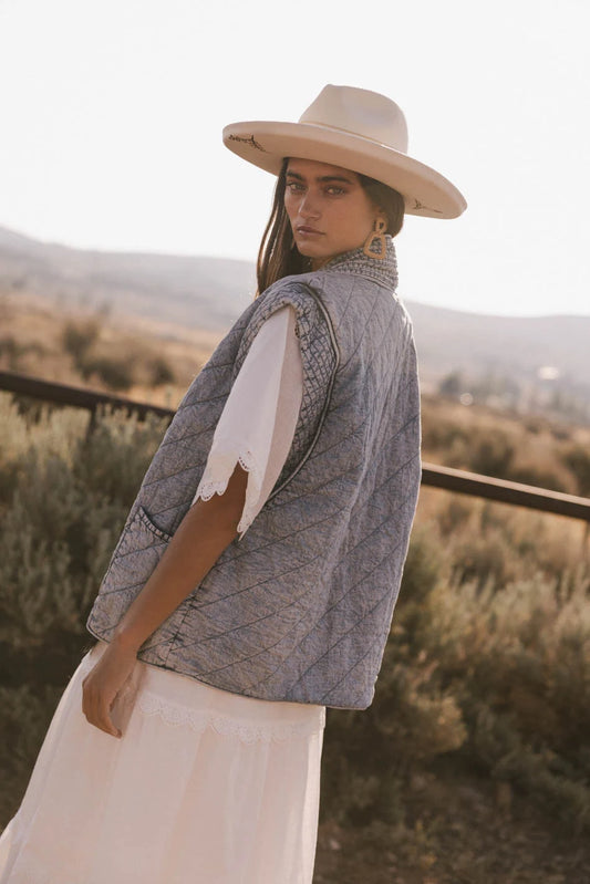 Two hand pockets vest in denim 