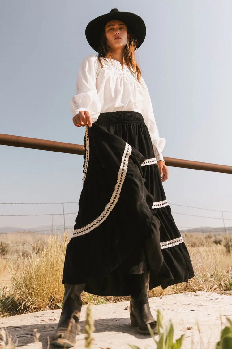 Woven skirt in black 