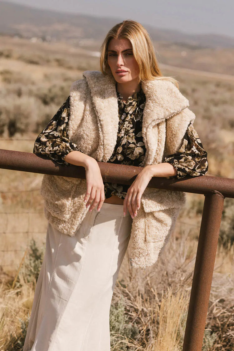 Fuzzy vest in beige 