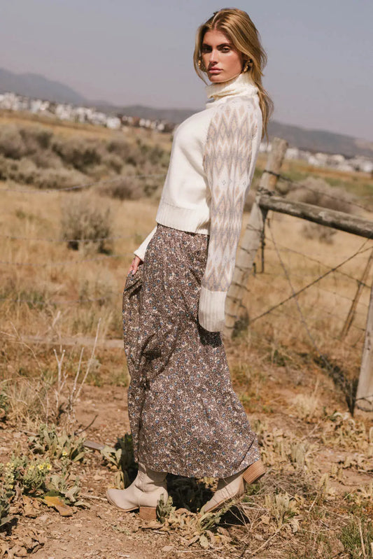 Skirt with flowers in brown color 