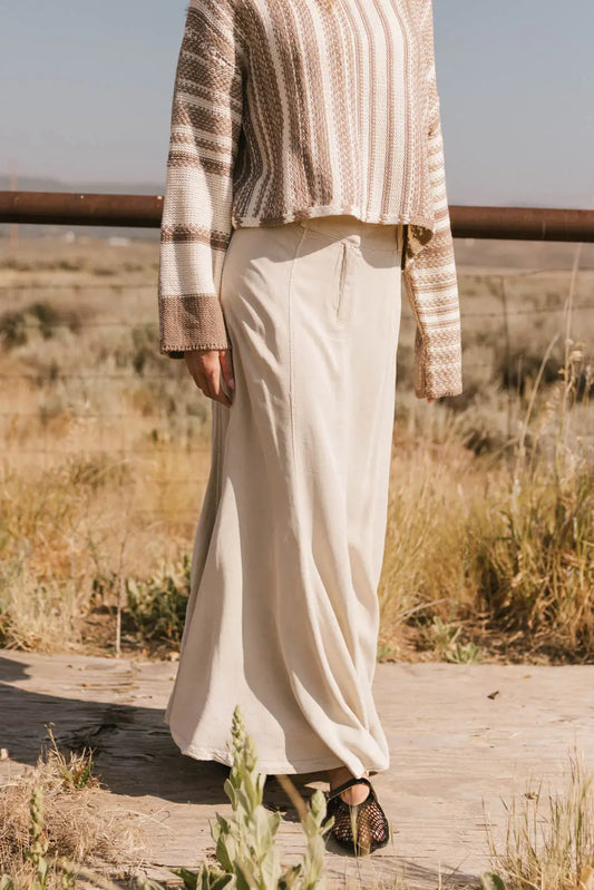 Maxi skirt paired with a sweater in brown 