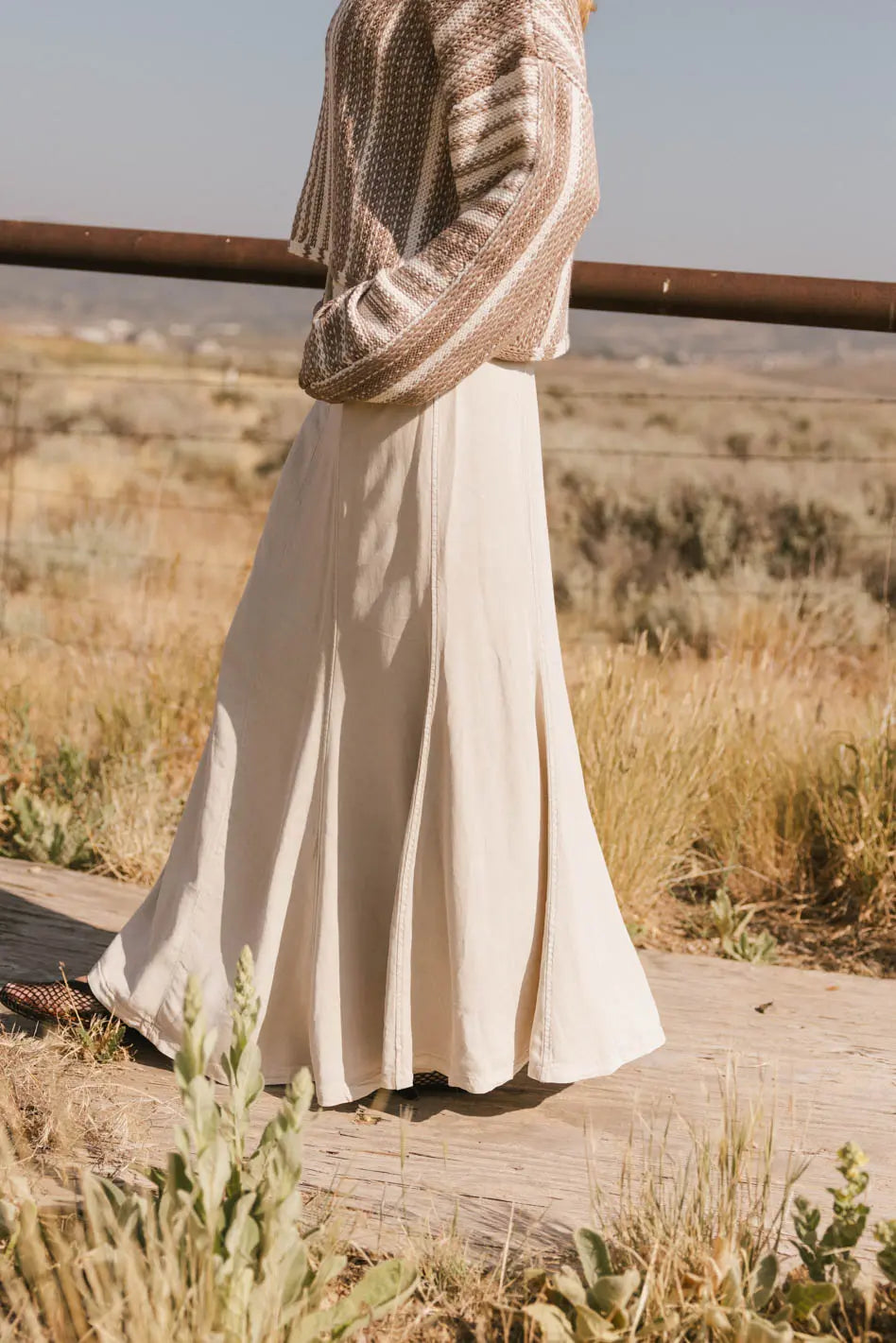 Woven maxi skirt in taupe 