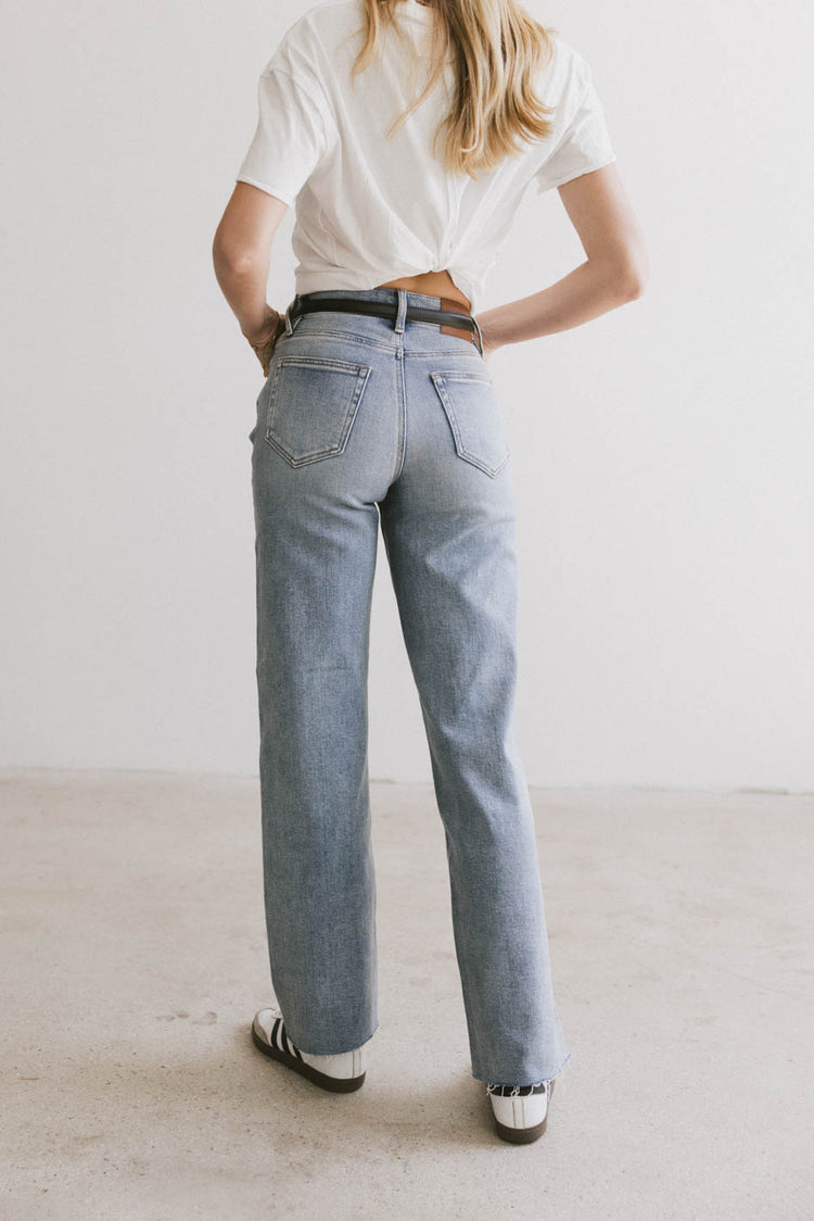 Two back pockets denim in light wash 