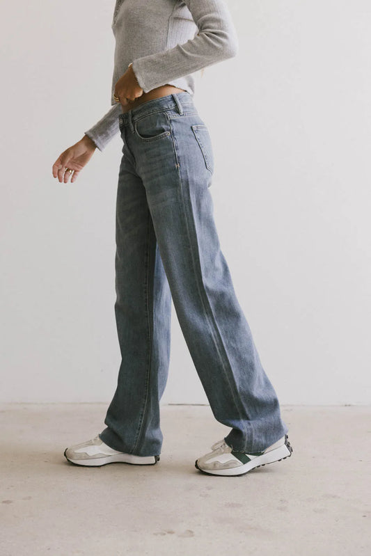 Pants in medium wash 