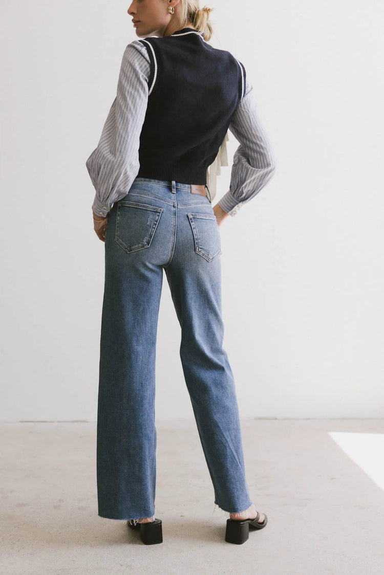 Two back pockets denim in medium wash 