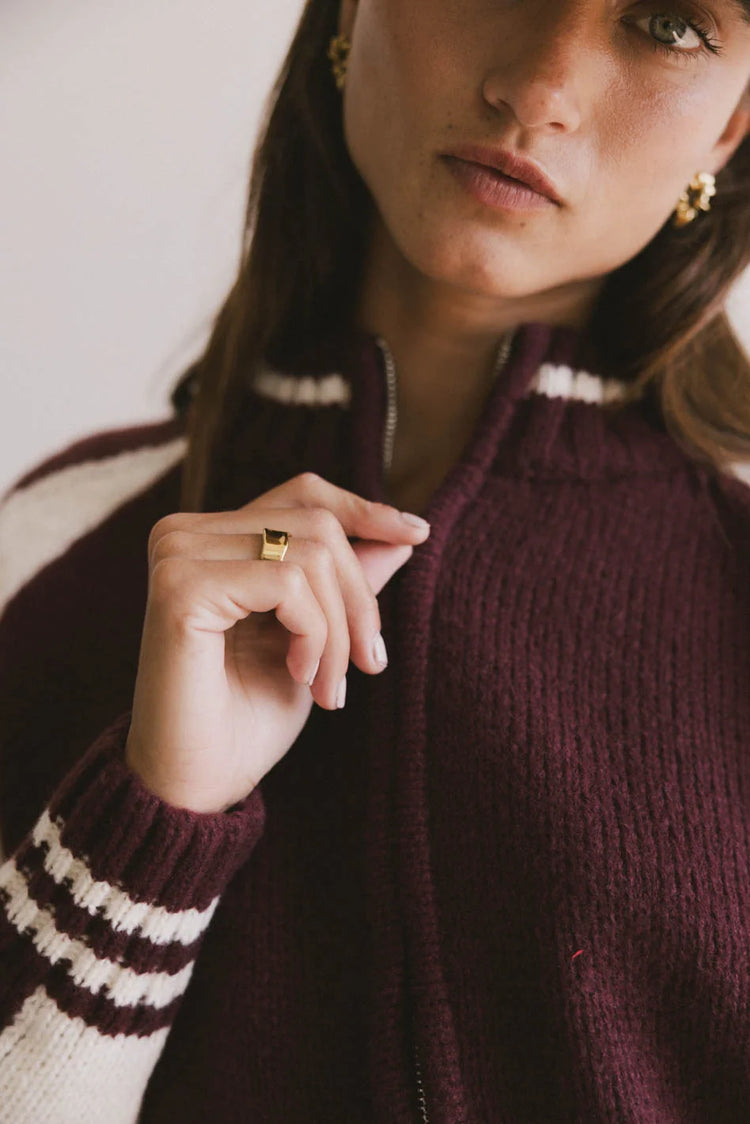 Knit sweater in wine 