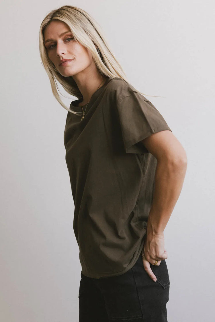 Sort sleeves top in dark olive 