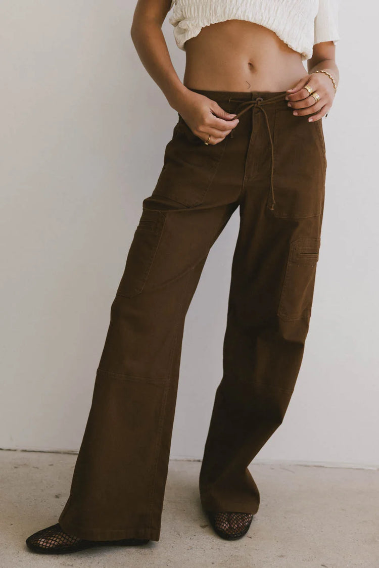 Adjustable waist straps pants in brown 