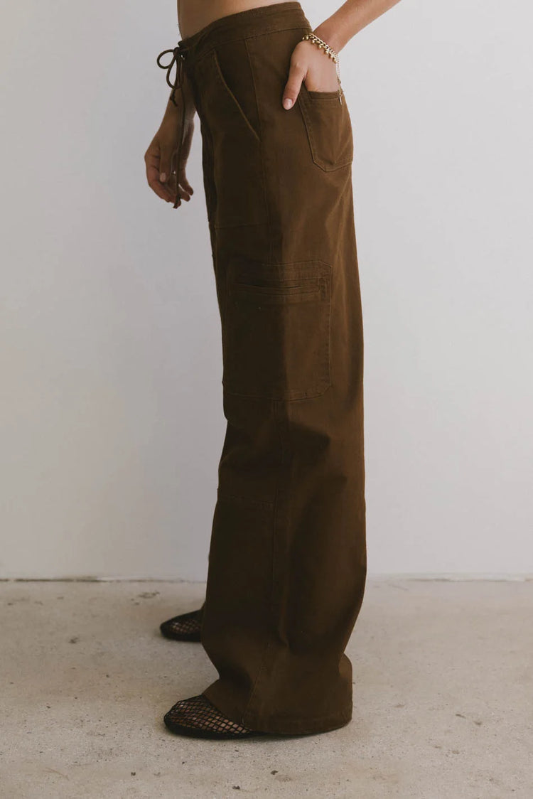 Two back pockets pants in brown 