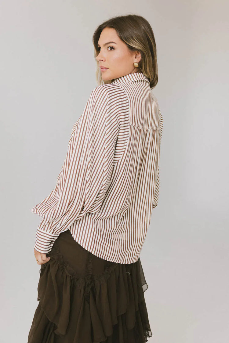 Woven blouse in brown 