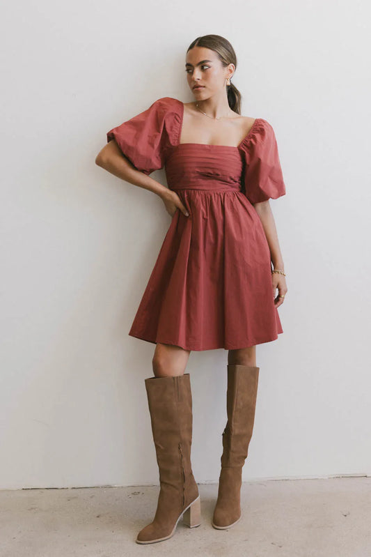 Square neck dress in red