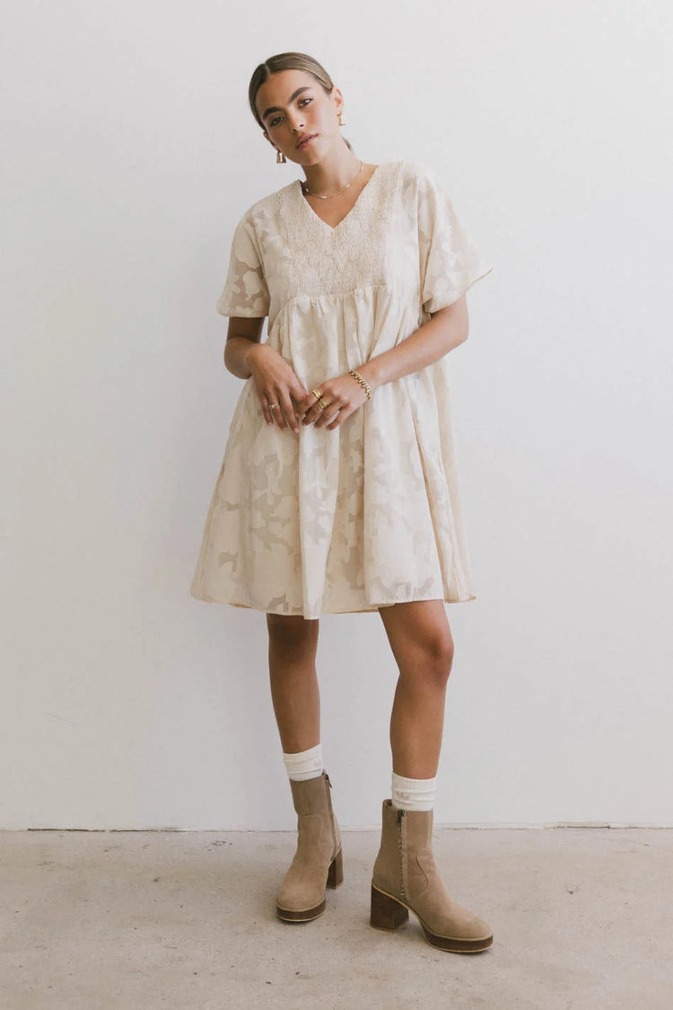 Short sleeves dress in cream 