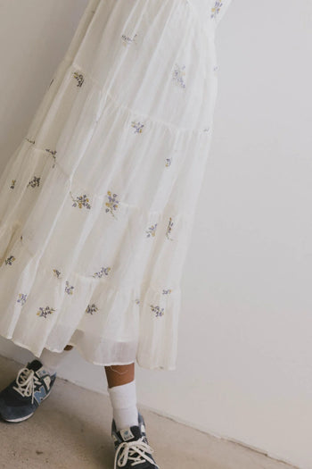 Embroidered flowers dress in cream 