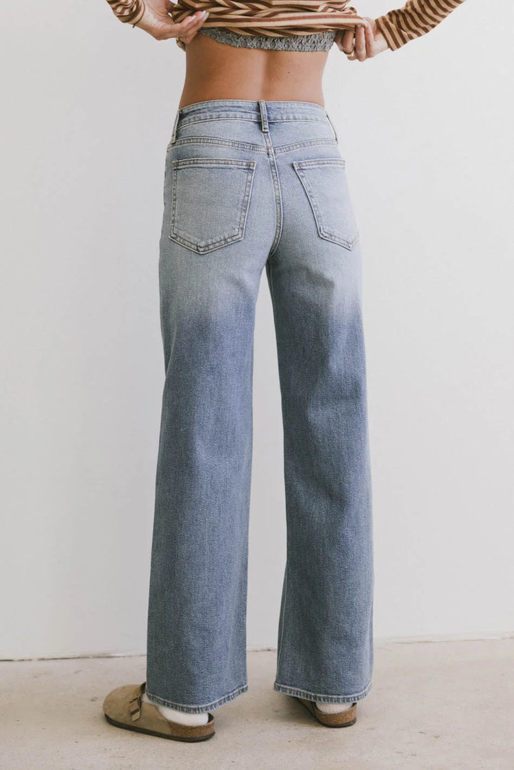 Two back pockets denim in medium wash 