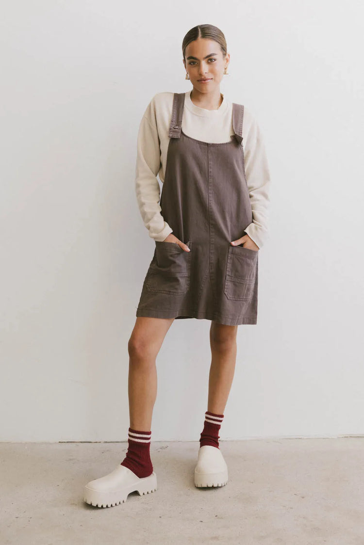 Mini overall dress in brown 