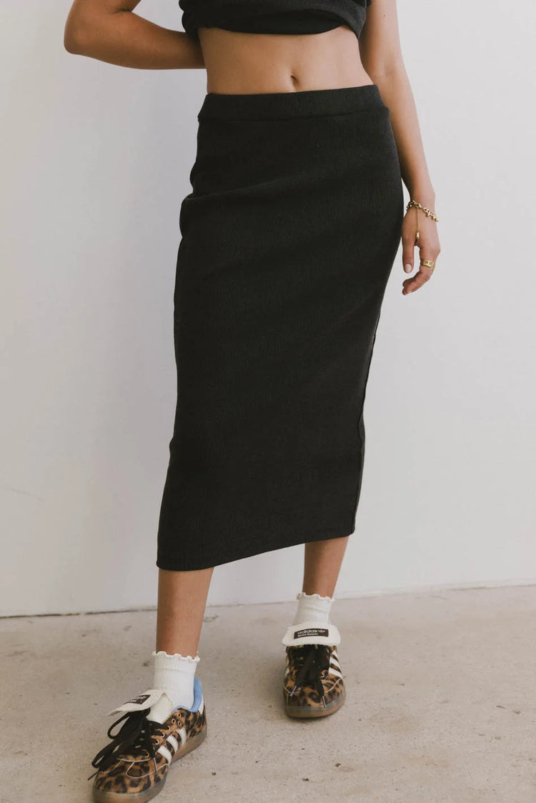 Elastic waist midi skirt in black 