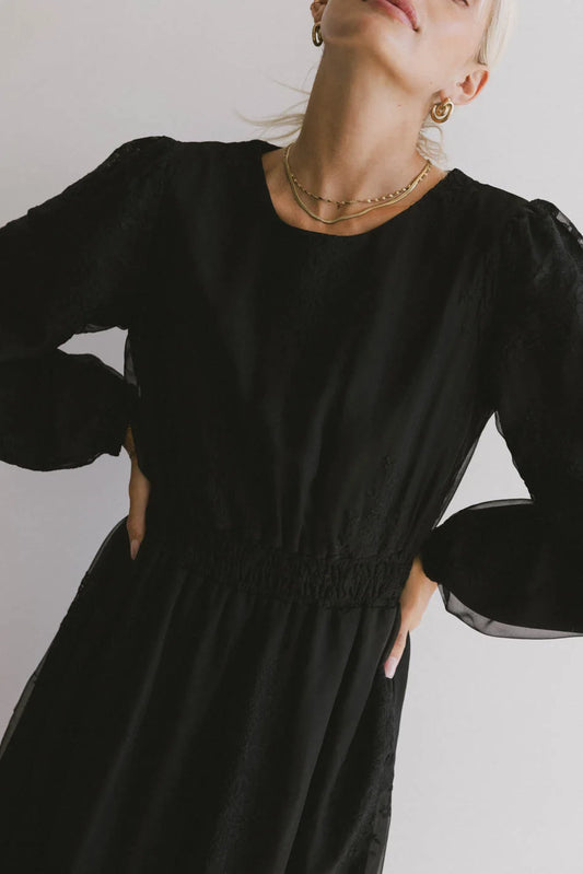 Round neck dress in black 