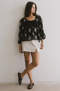 Ruffled top in black 