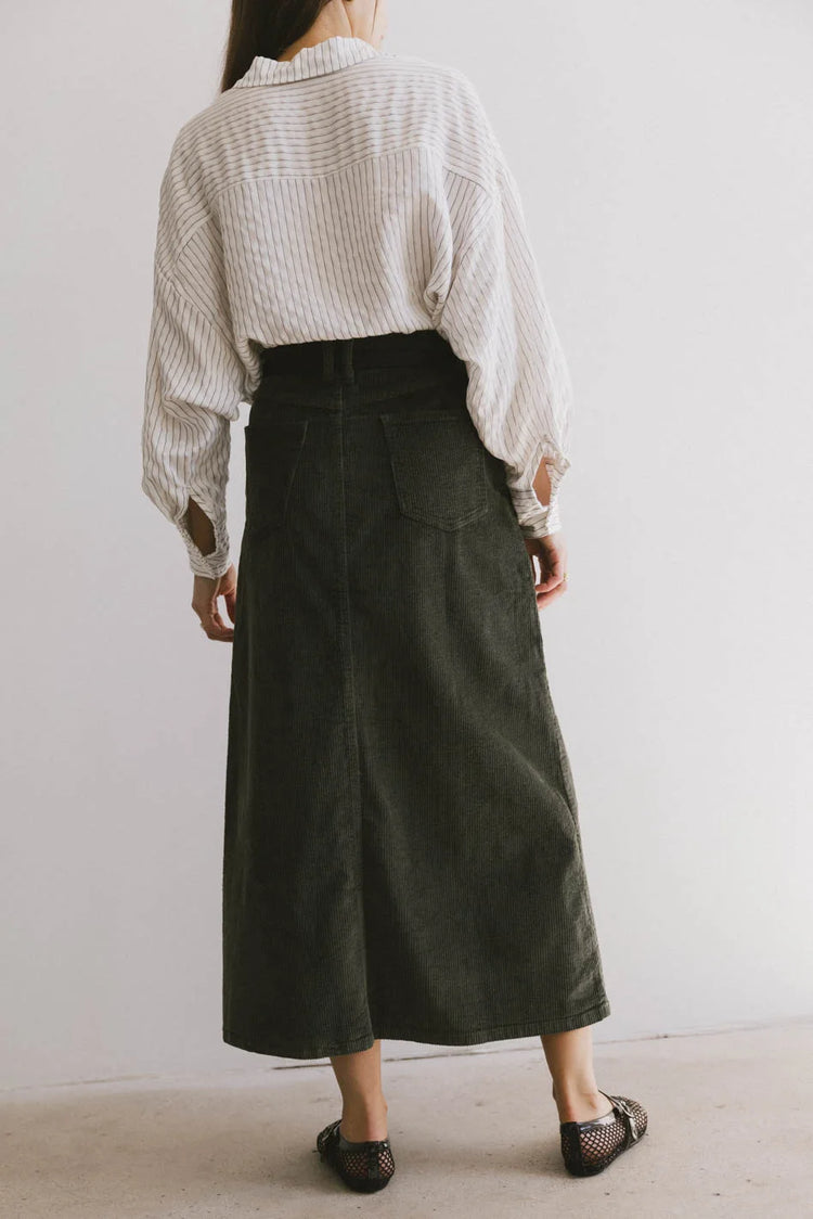 Two back pockets skirt in olive 