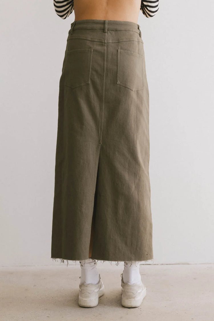 Two back pockets denim skirt in olive 