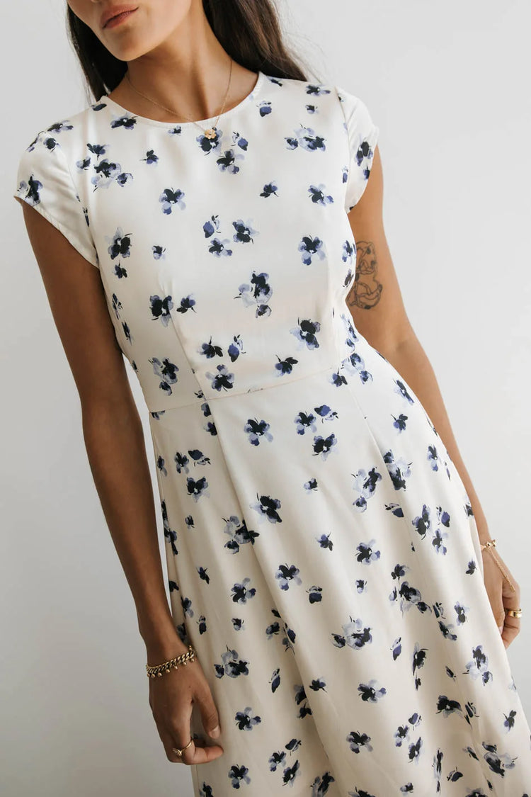 Round neck dress in ivory 