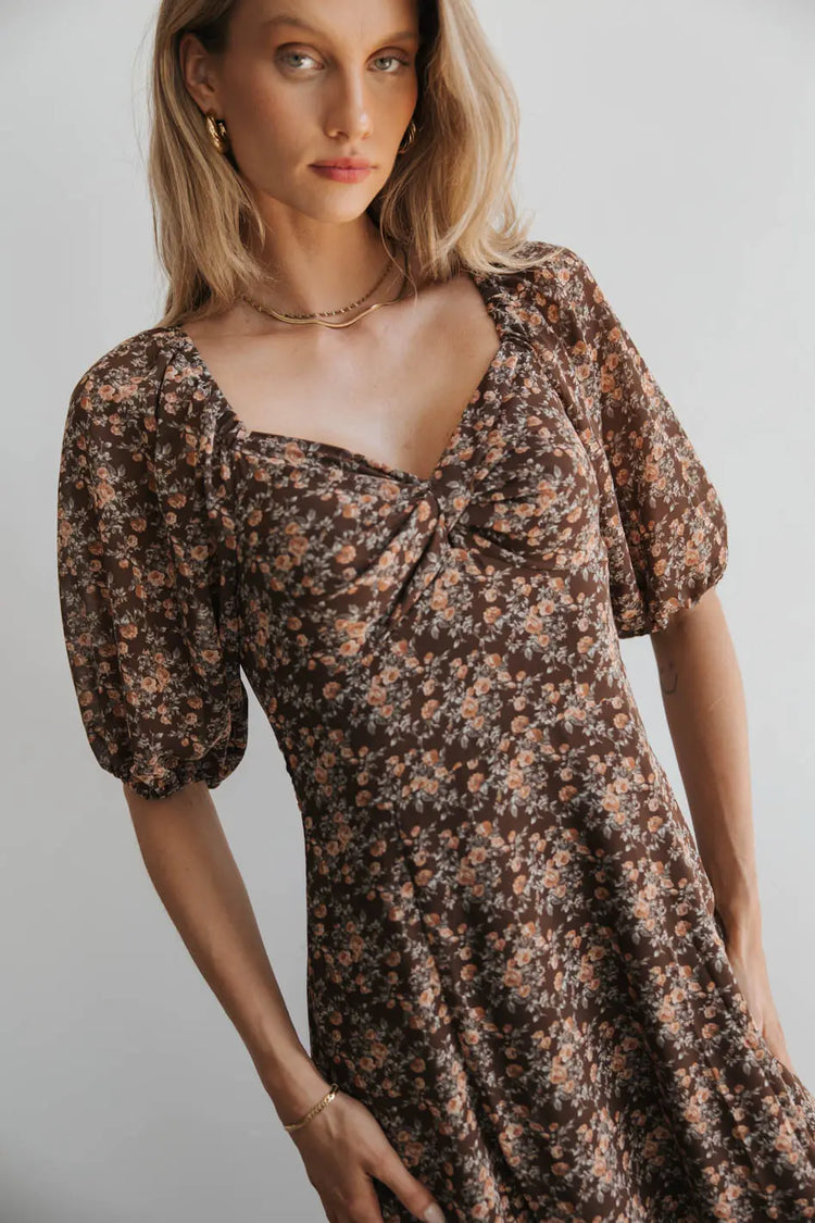 V-Neck dress in brown 