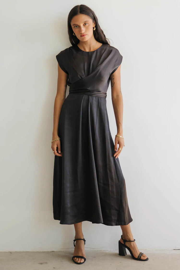 Round neck dress in black 